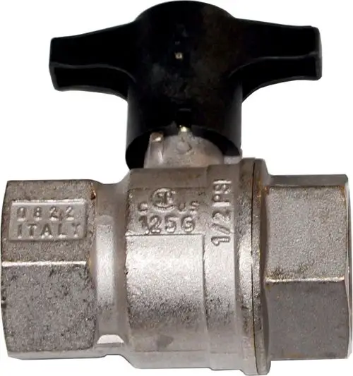 Kugelhahn aus Metall mit schwarzem Bedienknopf. Sichtbare Gravuren und Herstellerlogo. Funktioniert zur Regelung des Durchflusses in Rohrleitungssystemen. Marke Wolf.